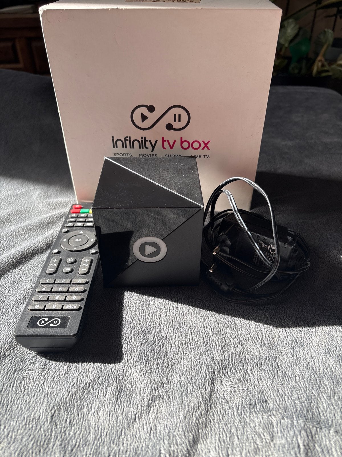 Infinity TV Box - Compleet met afstandsbediening en kabels, Audio, Tv en Foto, Ophalen of Verzenden, Zo goed als nieuw, HDMI, Zonder harde schijf