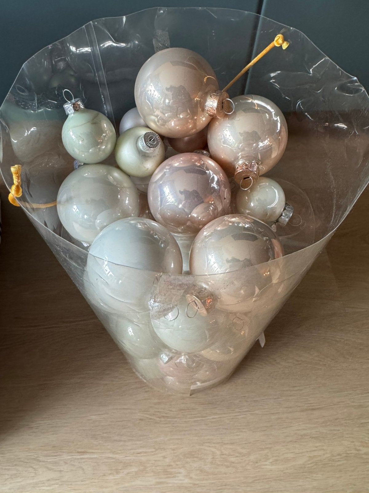 Glazen Kerstballen pastel roze en wit, Diversen, Pasen, Ophalen, Zo goed als nieuw