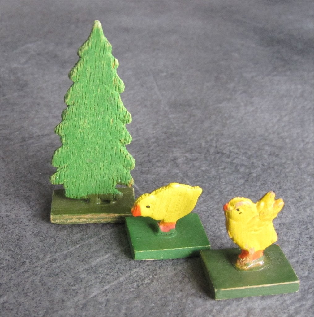 Ertsgebergte - antiek houten kuikentjes + denneboom, Ophalen of Verzenden