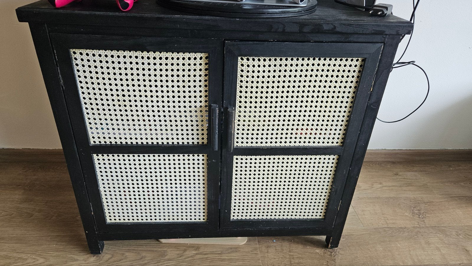 Zwart rotan kast met 2 deuren, Huis en Inrichting, Kasten | Overige, Ophalen of Verzenden, Gebruikt