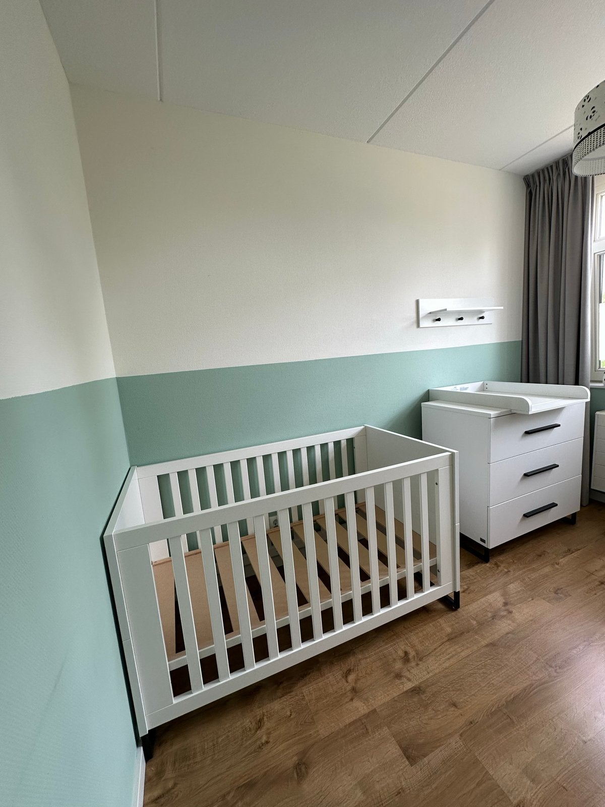 Complete babykamer (kledingkast, commode, ledikant en plank), Kinderen en Baby's, Kinderkamer | Complete kinderkamers, Ophalen