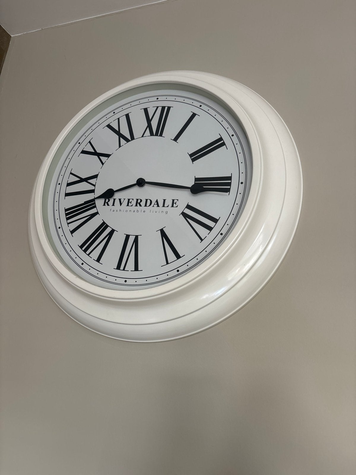 Mooie witte/crème Riverdale wandklok, Ophalen, Wit, Analoog, Werkt op batterijen