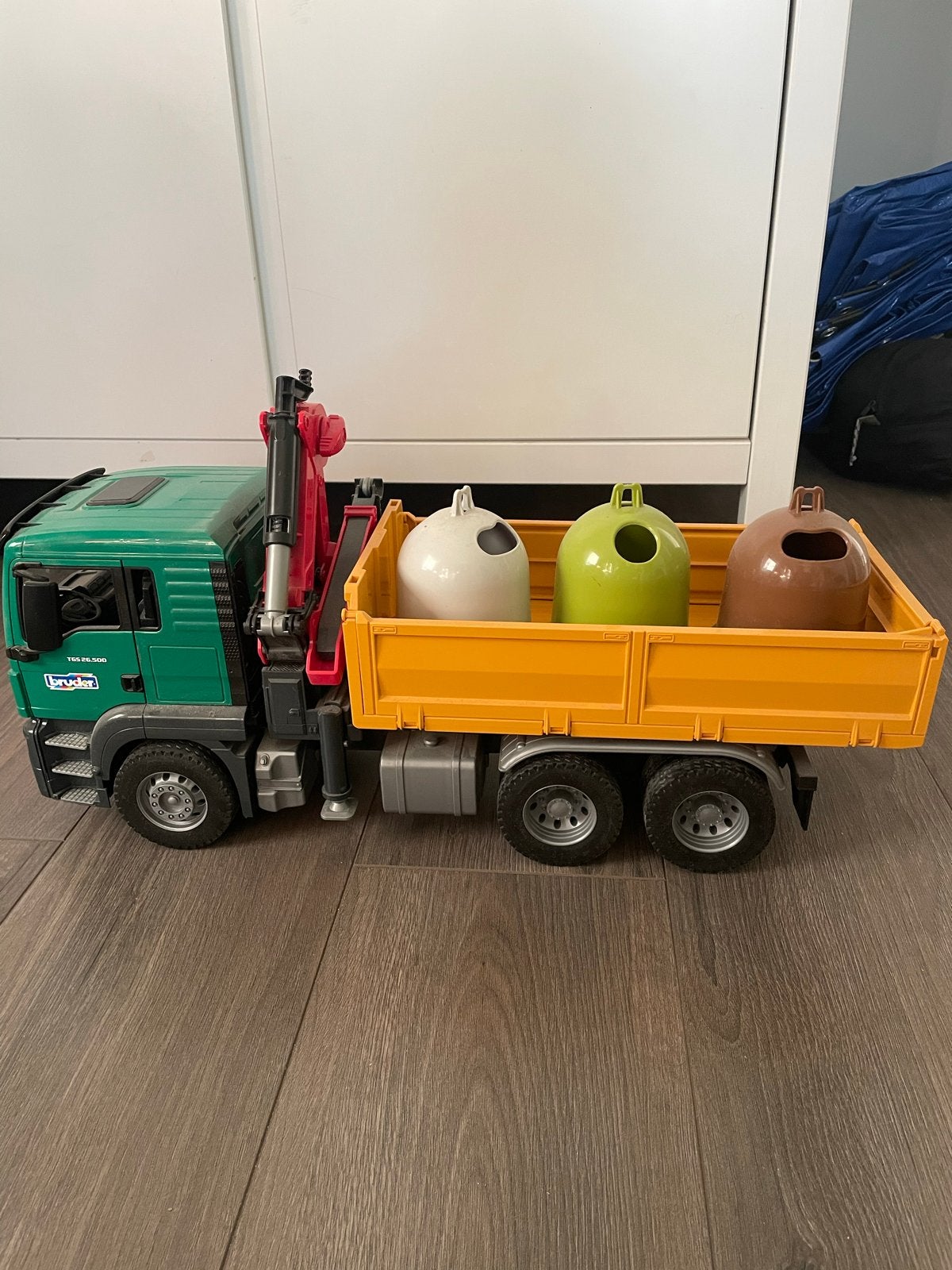 Bruder MAN TGS Vrachtwagen met Kraan en Glascontainers, Ophalen, Zo goed als nieuw