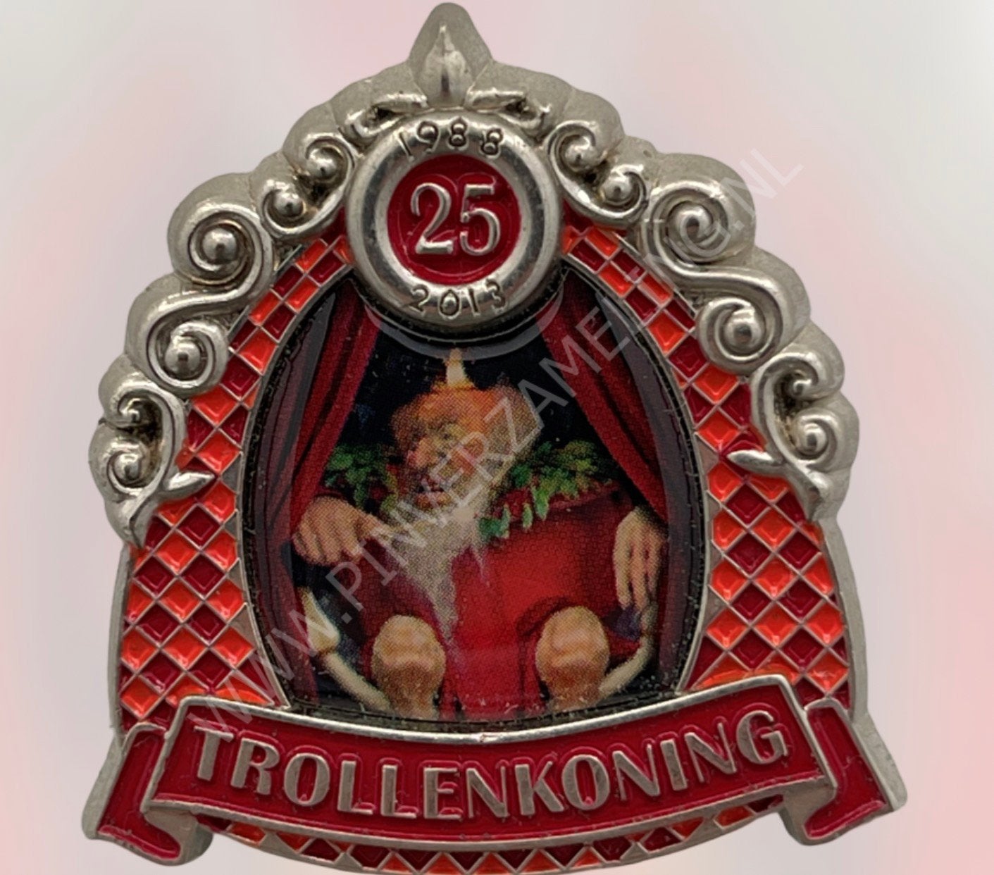 25 jaar trollenkoning pin gezocht, Verzamelen, Ophalen of Verzenden, Nieuw, Button of Speldje
