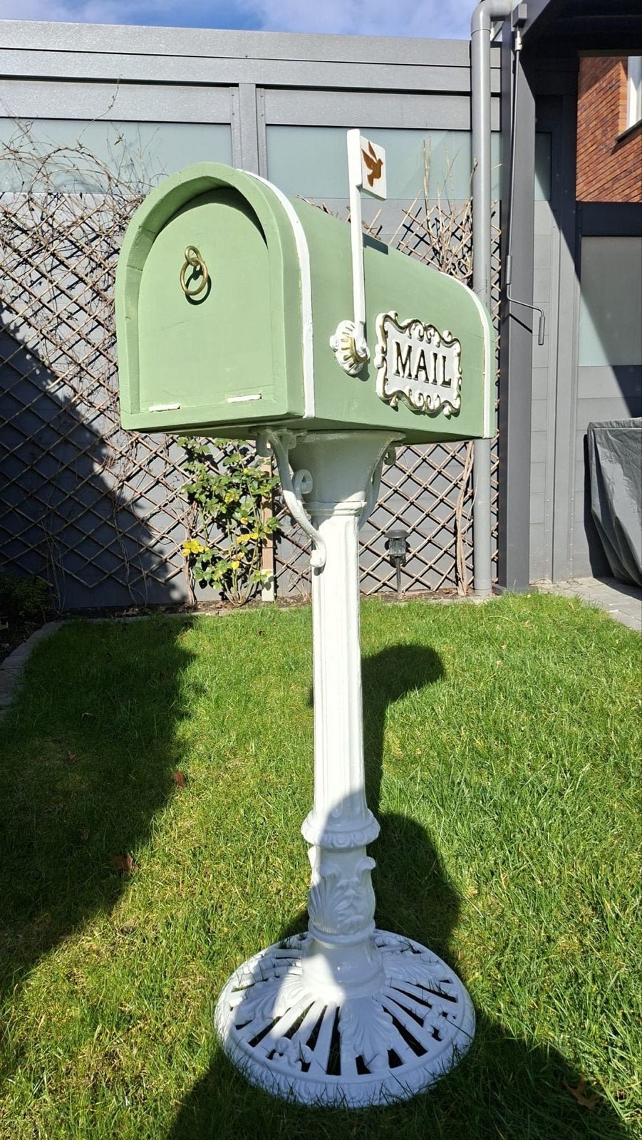 Decoratieve staande brievenbus - Groen/Wit, Tuin en Terras, Ophalen, Gebruikt, IJzer, Staande brievenbus