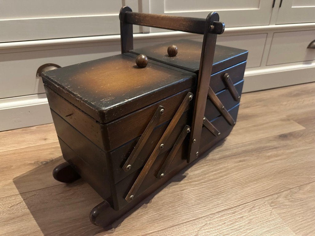 Antiek houten accordeon naaikistje, Ophalen