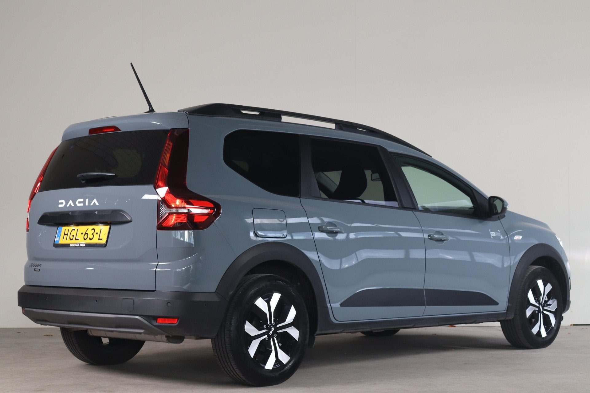 Dacia Jogger 1.6 Hybrid 140 Expression 7p. - NL Auto! Camera, Auto's, Gebruikt, 4 cilinders, LED verlichting, 7 stoelen