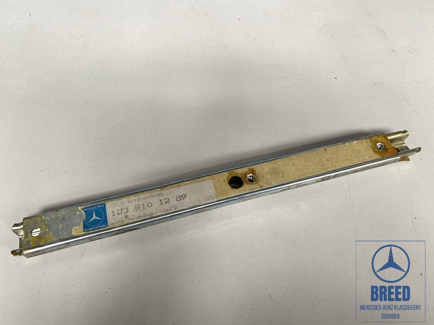 NOS stoelgeleider links of rechts Mercedes-Benz W116 W123, Auto-onderdelen, -, Nieuw, Ophalen of Verzenden, -