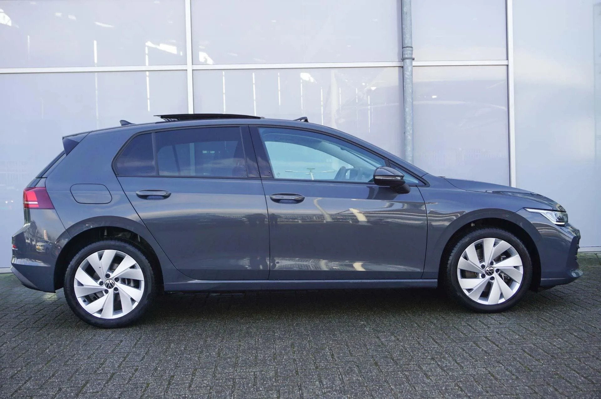 Volkswagen Golf 1.5 eHybrid 204pk Life Edition (bj 2025), 4 cilinders, Bedrijf, 1700 kg, Zilver of Grijs