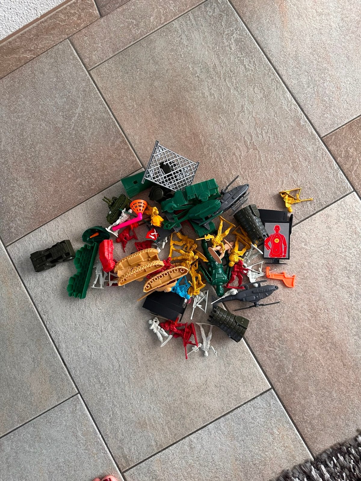 Gratis speelgoedpakket: auto's, knuffels en soldaatjes, Ophalen, Gebruikt, Jongen of Meisje