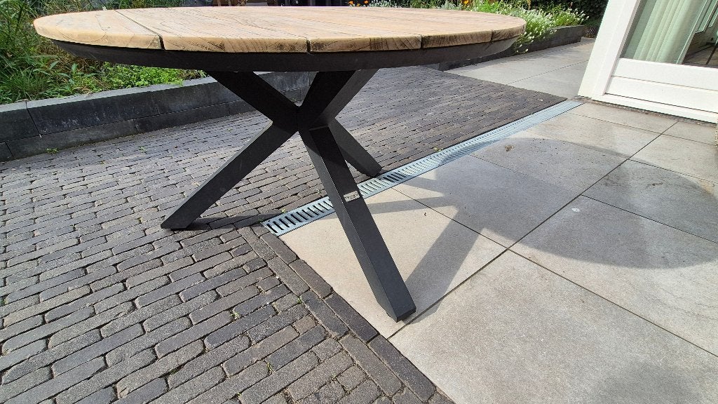 Ronde tuintafel met aluminium frame en teakhouten blad