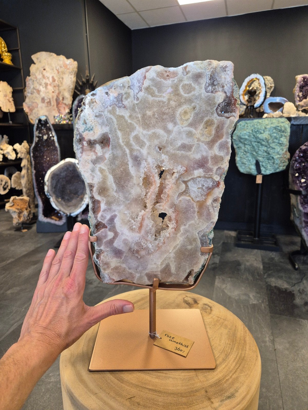 Roze amethist op standaard chalcedoon, Ophalen of Verzenden