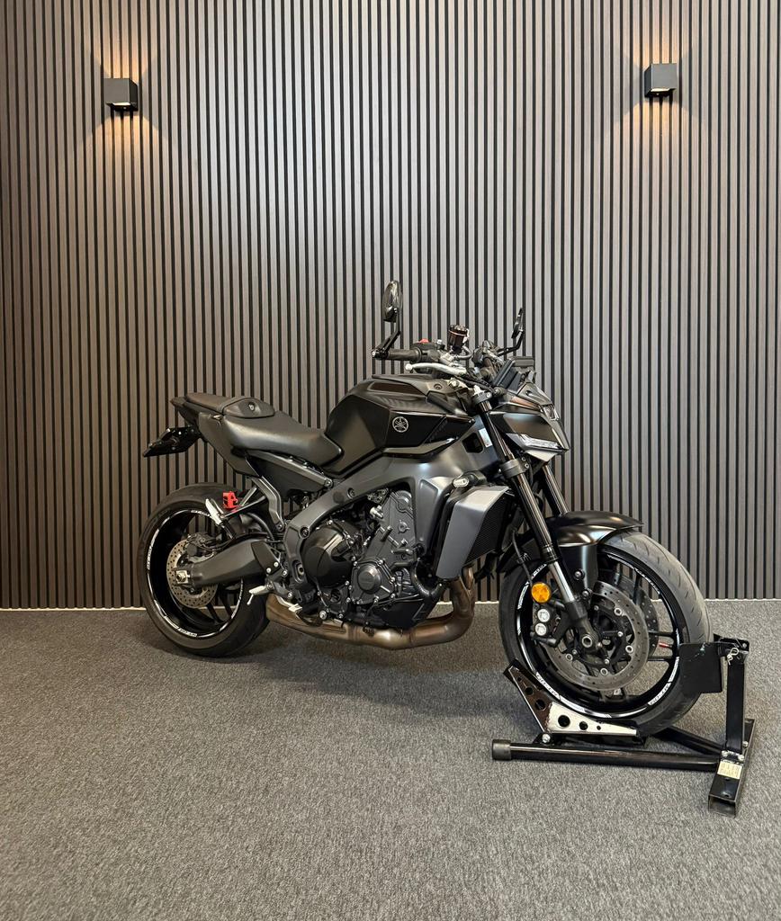 YAMAHA MT-09 - 2024 - NIEUWSTAAT - BLACK ON BLACK, Motoren, Motorrijbewijs A, Bedrijf, 900 cc, Yamaha
