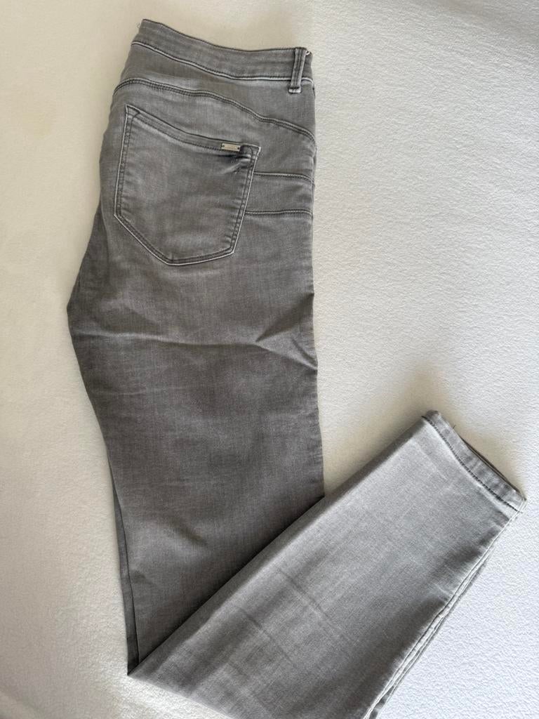 Lichtgrijze skinny van New Yorker maat 32 /L, Kleding | Dames, Ophalen of Verzenden, Gedragen, Grijs, W30 - W32 (confectie 38/40)