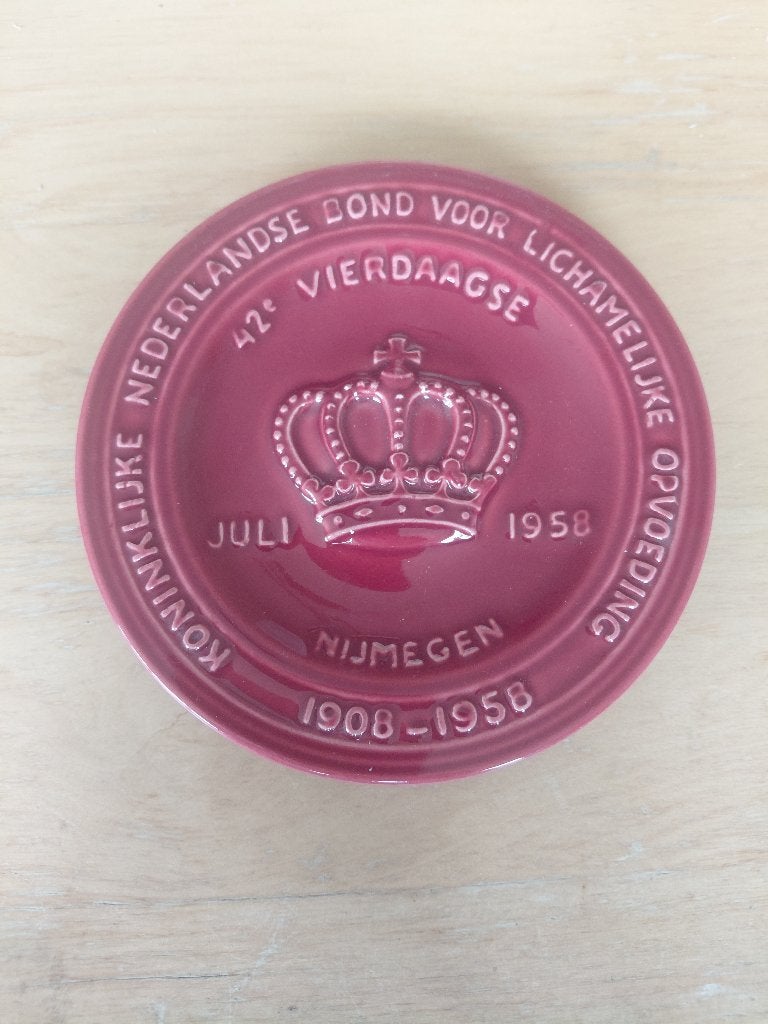 Bordje 42e Nijmeegse Vierdaagse 1908-1958. Nijmegen., Verzamelen, Ophalen of Verzenden, Landmacht, Nederland, Overige typen