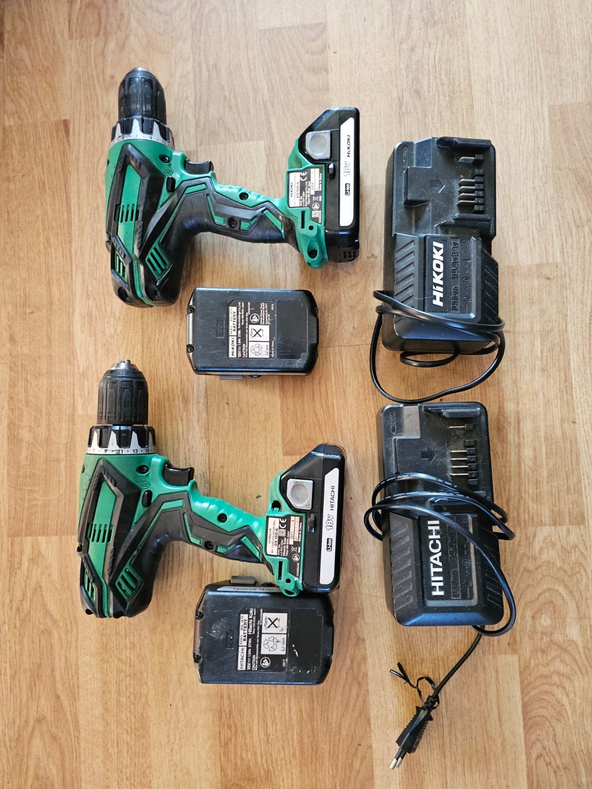 Hitachi Hikoki Accuboormachines met laders en accu's