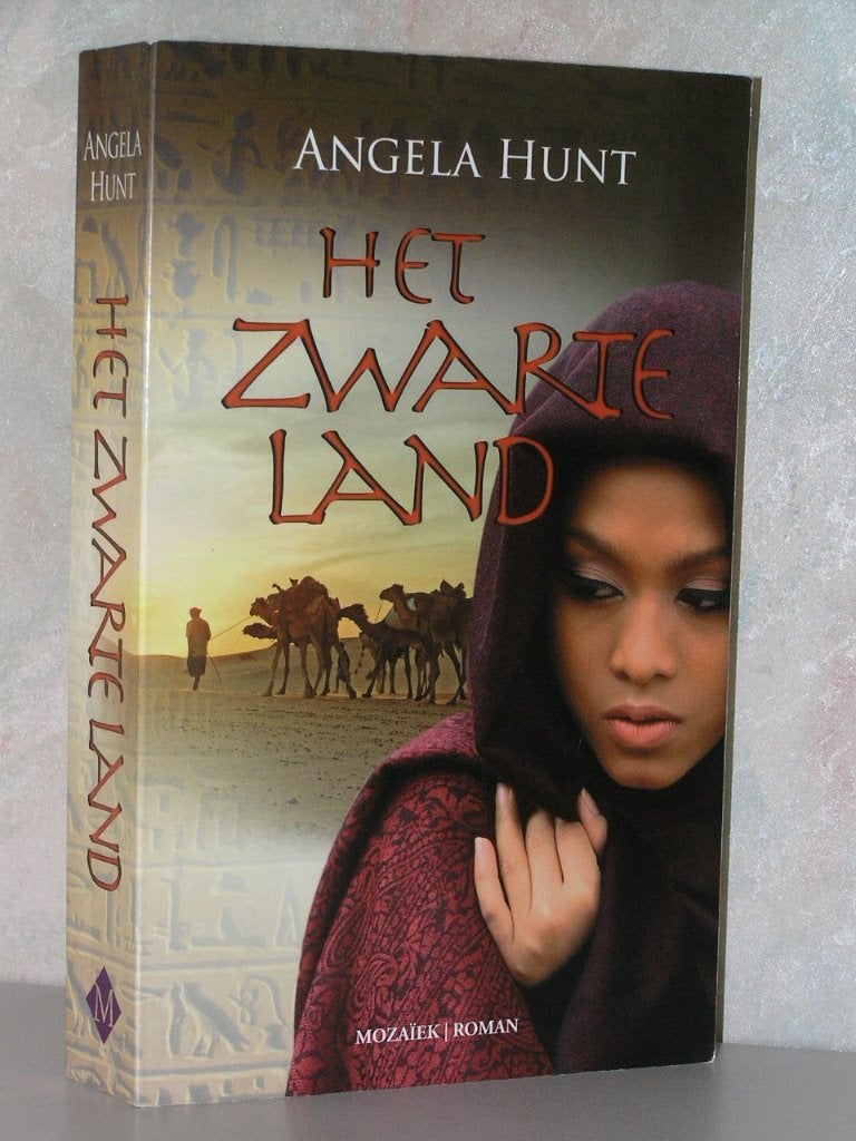 Angela Hunt - Het zwarte land (Bijbelse roman over Jozef), Boeken, Ophalen of Verzenden, Zo goed als nieuw