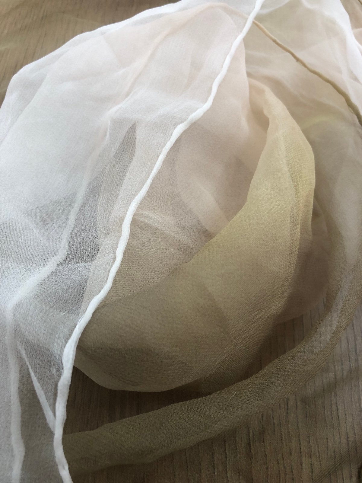 Doorschijnende dunne kleine zijde vierkante sjaal beige, Maat 46/48 (XL) of groter, Ophalen of Verzenden, Zo goed als nieuw, X