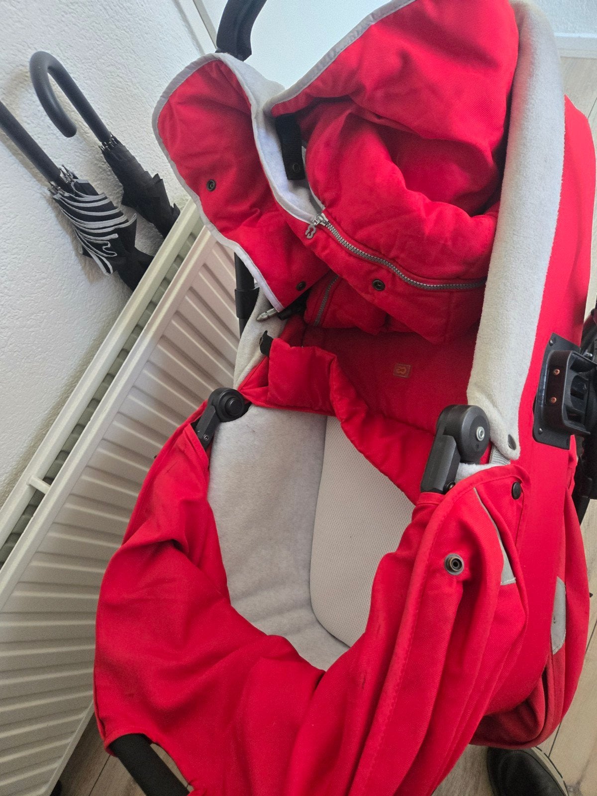 Gratis af te halen: Rode kinderwagen/wandelwagen, Kinderen en Baby's, Kinderwagens en Combinaties, Ophalen of Verzenden