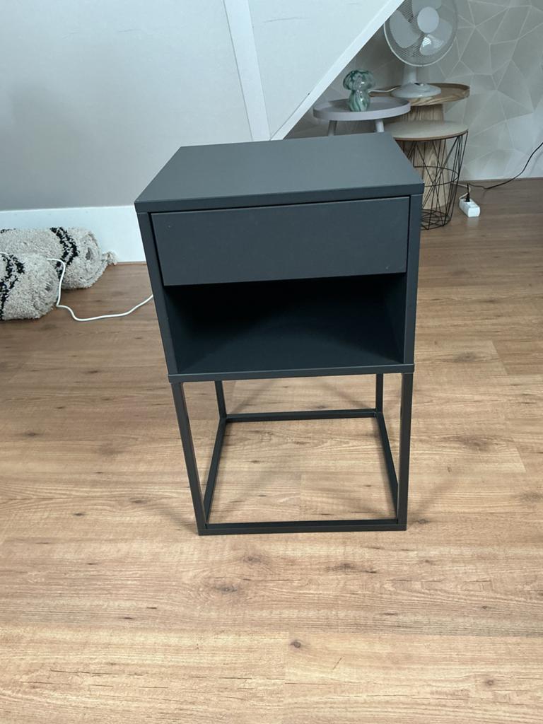IKEA VIKHAMMER nachtkastje zwart met lade en open vak, Ophalen, Overige materialen, Gebruikt, Minder dan 45 cm