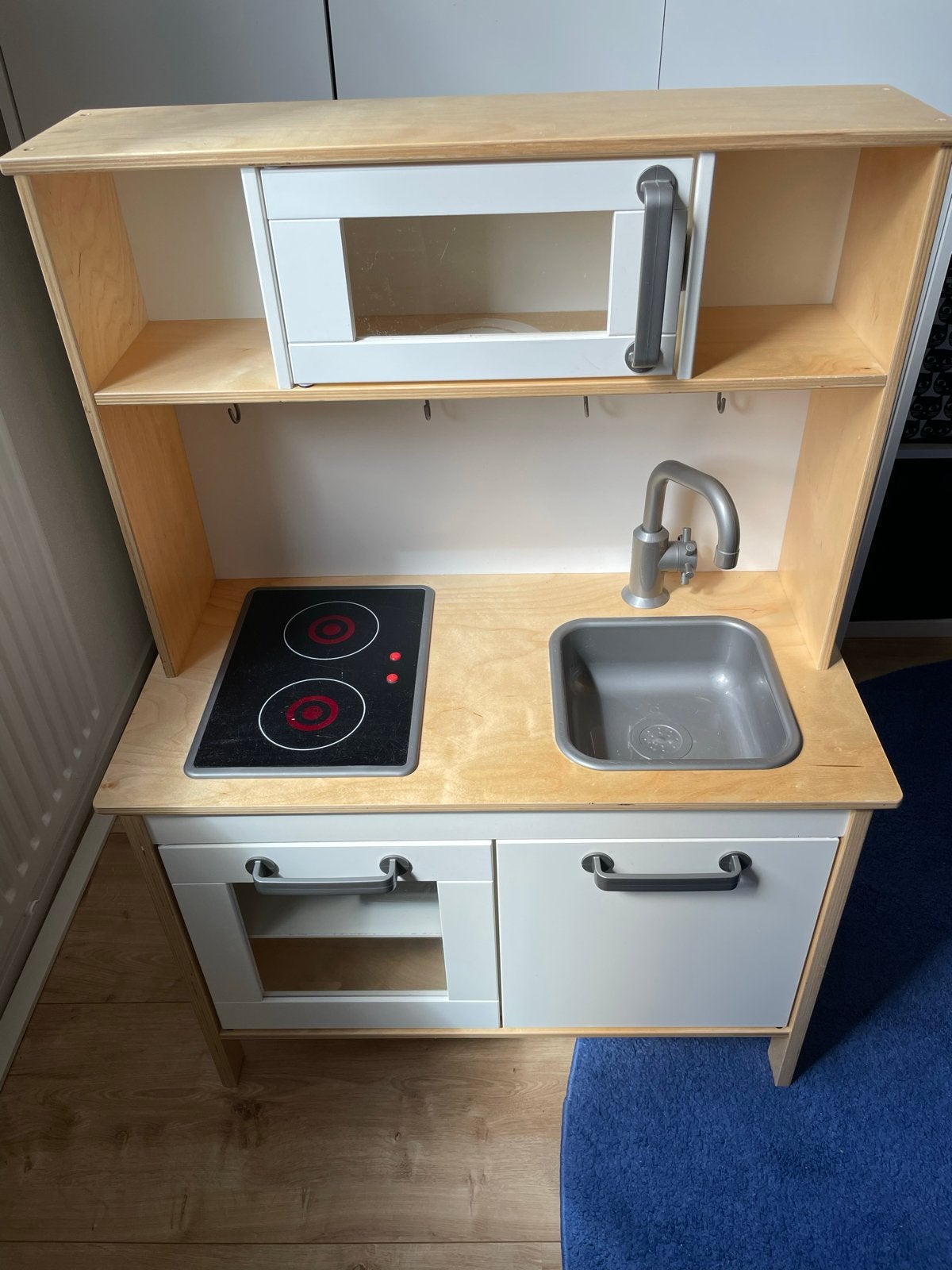 IKEA DUKTIG Speelkeuken met magnetron en kookplaat, Kinderen en Baby's, Speelgoed | Speelkeukens, Ophalen, Gebruikt, Hout, Speelkeuken