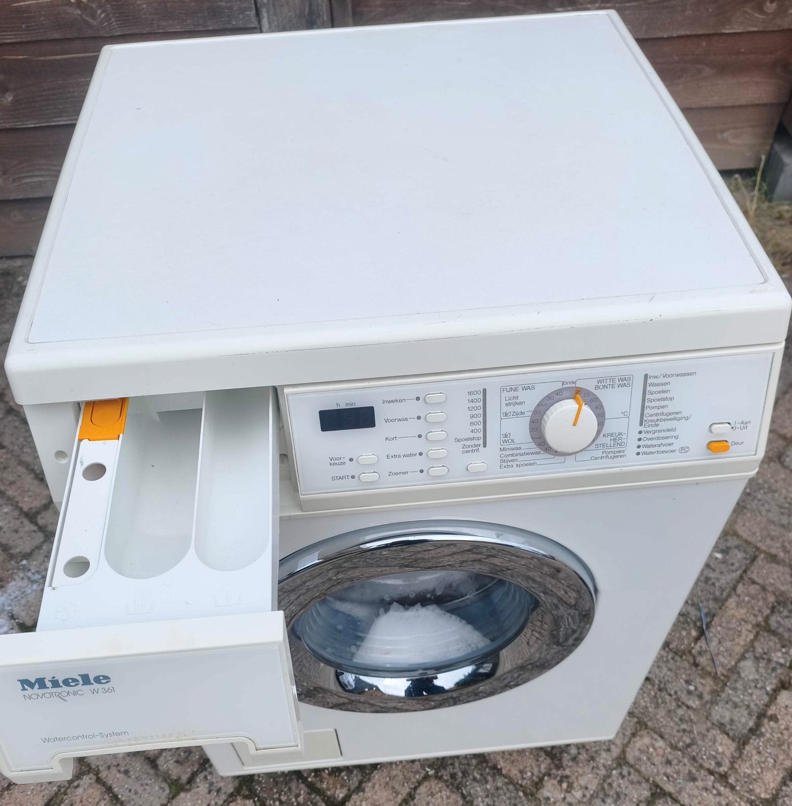 Miele Classic W 361 , 1600 toeren, Ophalen, 1200 tot 1600 toeren, 4 tot 6 kg, Zo goed als nieuw