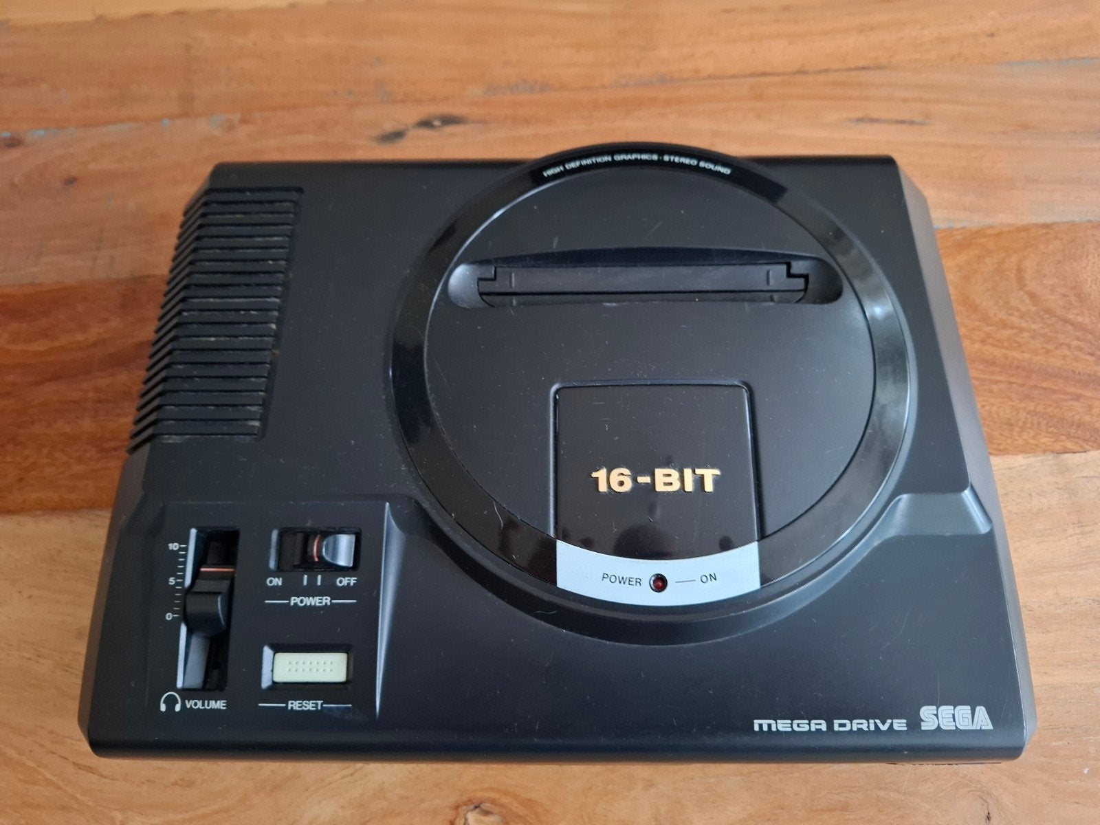 Sega Mega Drive 16-BIT met 2 controllers, Spelcomputers en Games, Spelcomputers | Sega, Gebruikt, Mega Drive, Met 2 controllers