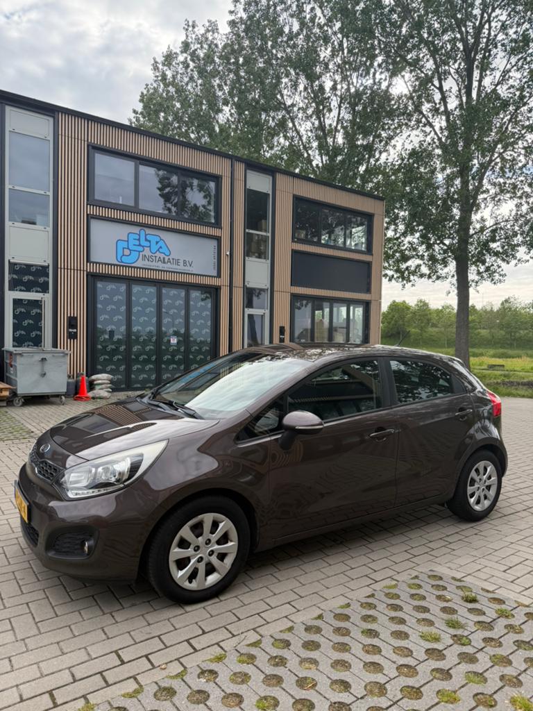 Kia Rio 1.2 5Deurs 2011 Bruin Airco Keyless Cruise Bluetooth, Auto's, Kia, 450 kg, 40 €/maand, 4 cilinders, Bruin