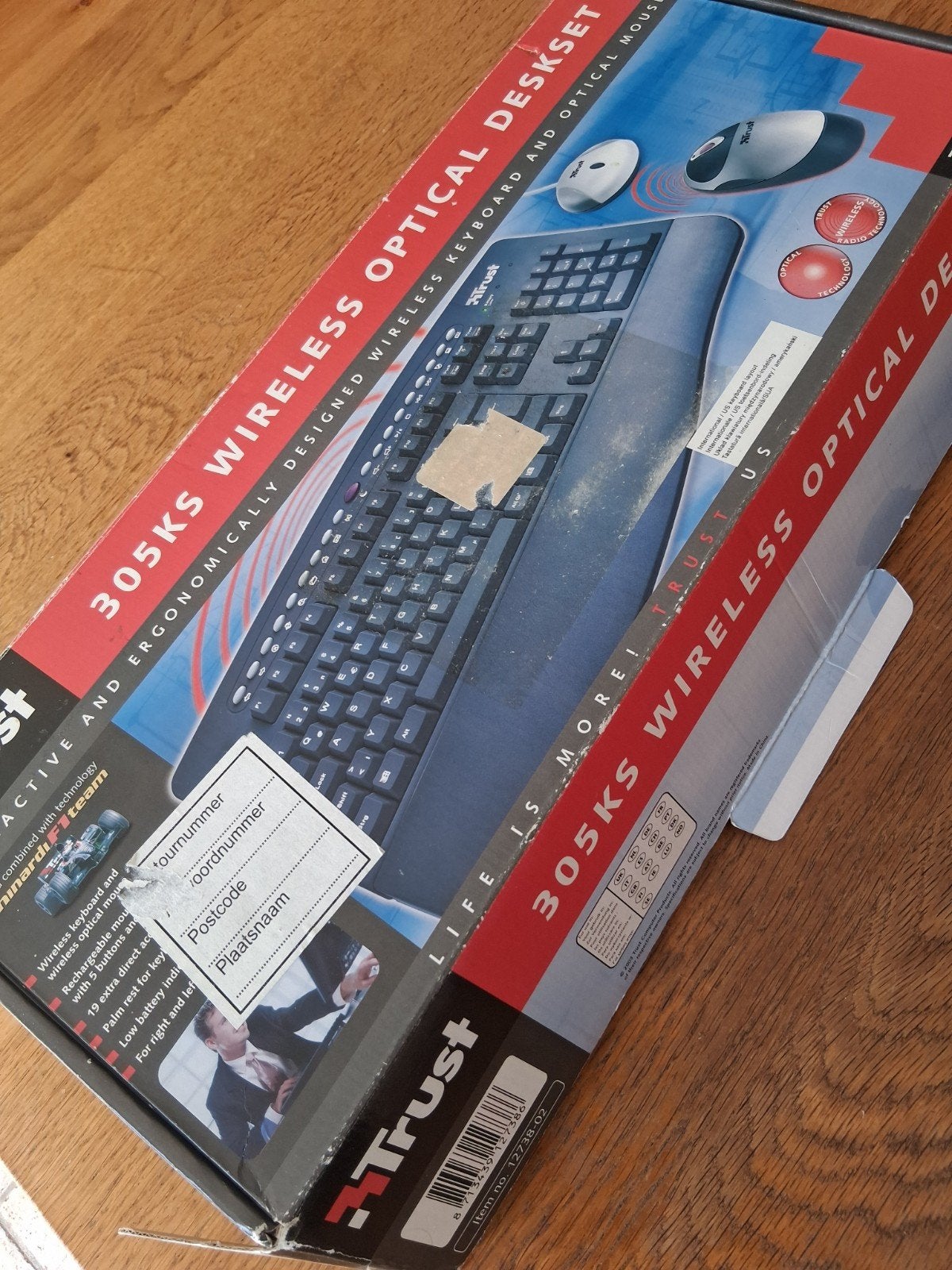 Attractive ergonomically designed wireless keyboard and opti, Ophalen of Verzenden