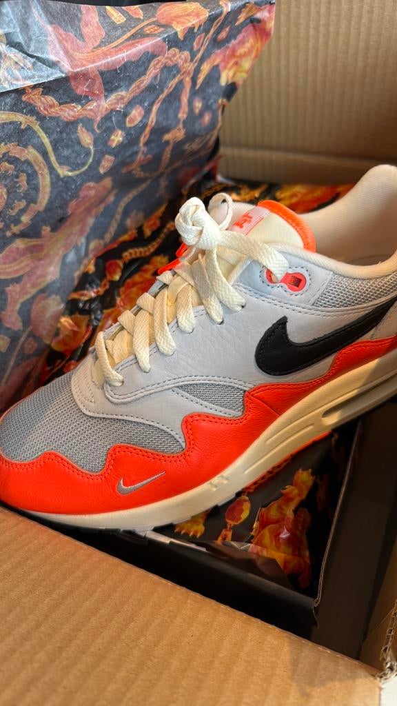 Patta x Nike Air Max 1 (Hyper Crimson/Black-Pure Plat.) 44,5, Overige kleuren, Nieuw, Ophalen of Verzenden, Sneakers of Gympen