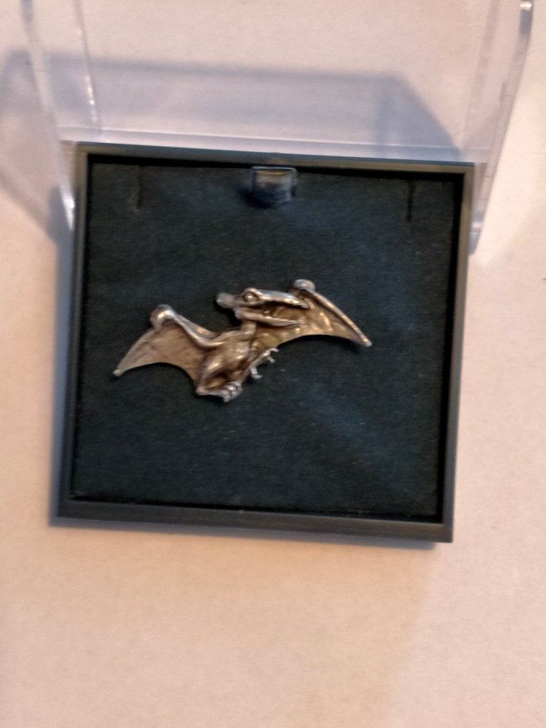 Pteranodon Dino Dinosaurus pin zilverkleurig, Verzamelen, Speldjes, Pins en Buttons, Verzenden, Zo goed als nieuw
