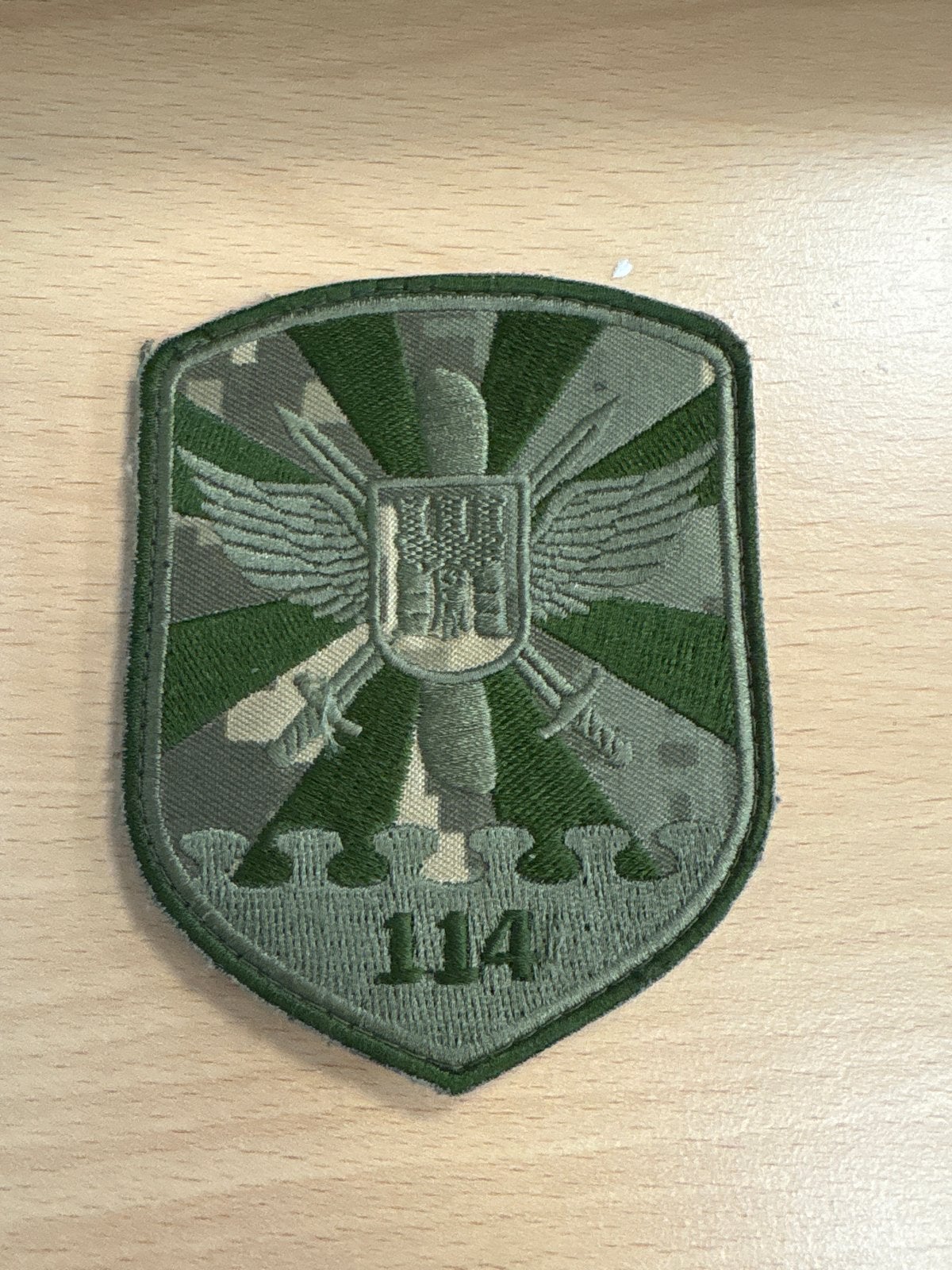 Militair Embleem/Badge - Camouflage Groen met '114', Verzamelen, Ophalen of Verzenden, Overige soorten, Overige gebieden, Embleem of Badge