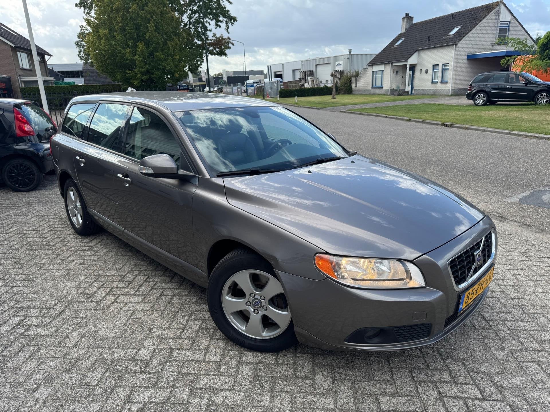 Volvo V70 2.4D Momentum Airco AUTOMAAT, Diesel, Euro 4, Zilver of Grijs, 1601 kg