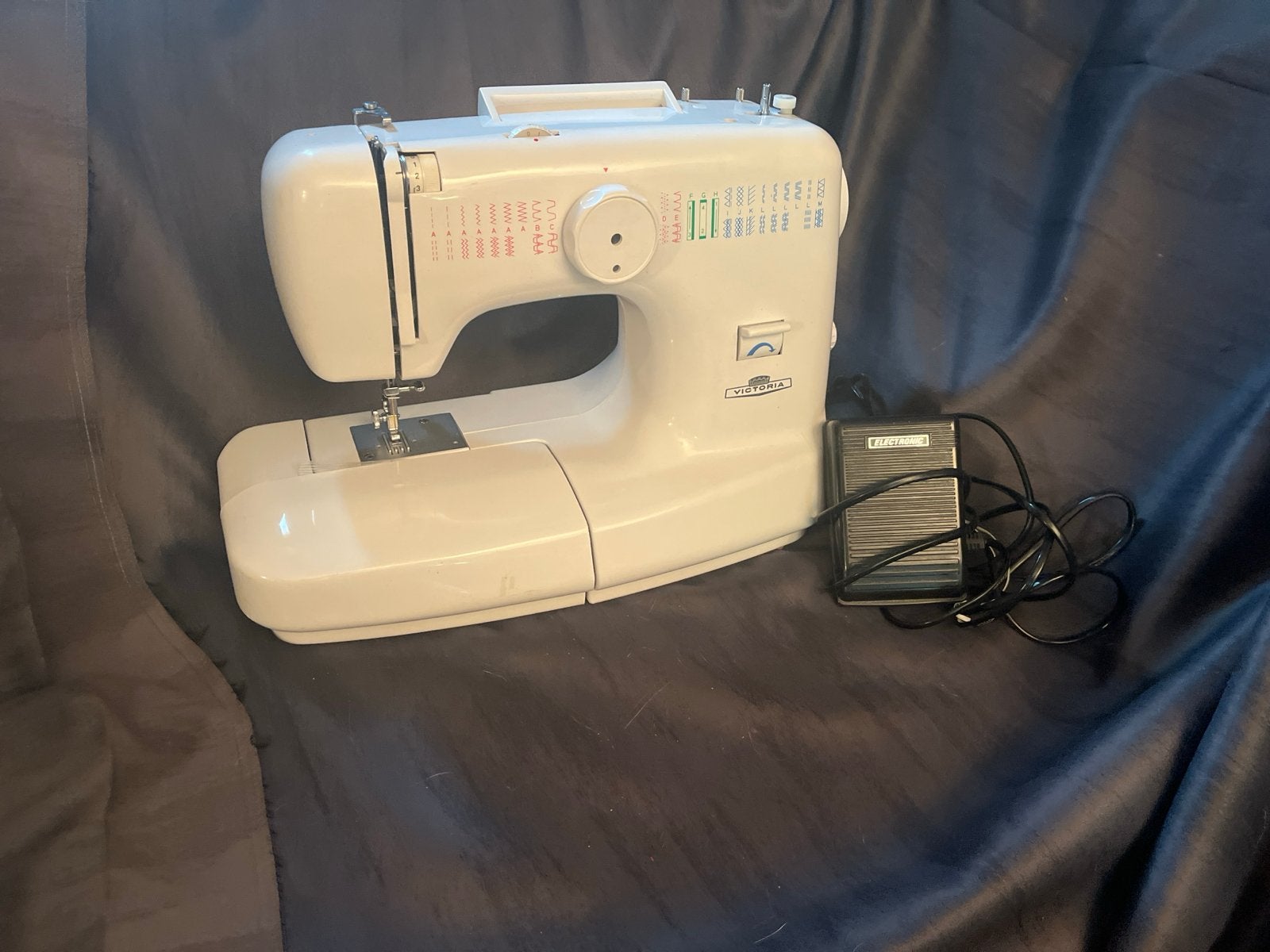 Victoria Naaimachine - Complete Set, Zeer Goede Staat!, Hobby en Vrije tijd, Naaimachines en Toebehoren, Ophalen, Zo goed als nieuw