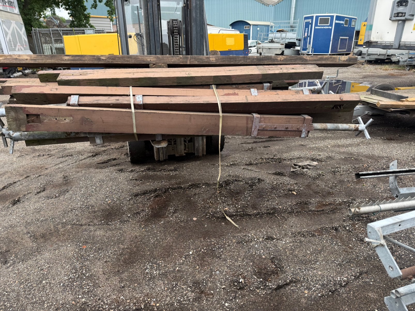 Balken met stalen voeten., Ophalen, Balk, Overige houtsoorten, 50 mm of meer