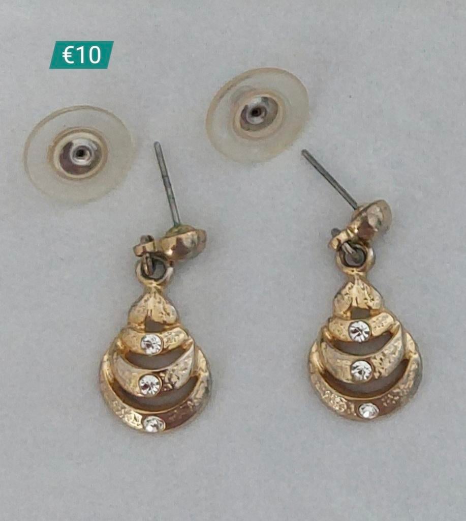 Schattige oorbel voor €10, Sieraden, Tassen en Uiterlijk, Oorbellen, Ophalen of Verzenden, Zo goed als nieuw, Overige materialen