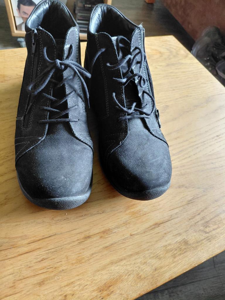 Wolky zwarte enkellaarsjes maat 42, Kleding | Dames, Schoenen, Ophalen of Verzenden, Gedragen, Zwart