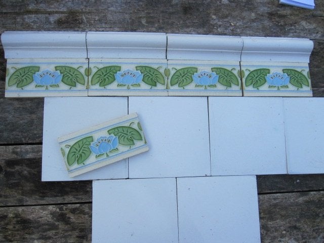 15 stuks jugendstil wandtegels in relief met waterlelie, Antiek en Kunst, Ophalen