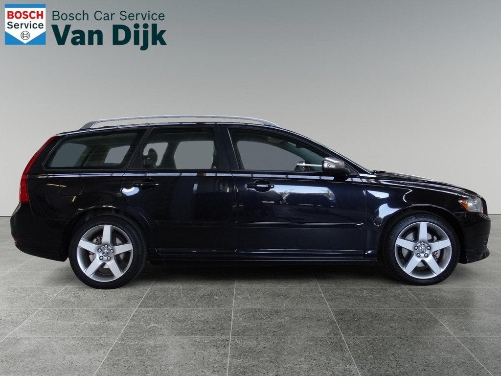 Volvo V50 2.4 140pk automaat R-Design / Trekhaak / Leder, Automatische klimaatregeling, Gebruikt, Zwart, 700 kg