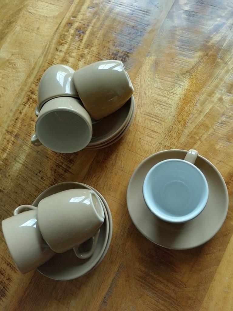 Set van 6 ongebruikte Blokker espresso kopjes taupe/wit, Keramiek, Nieuw, Ophalen of Verzenden, Effen