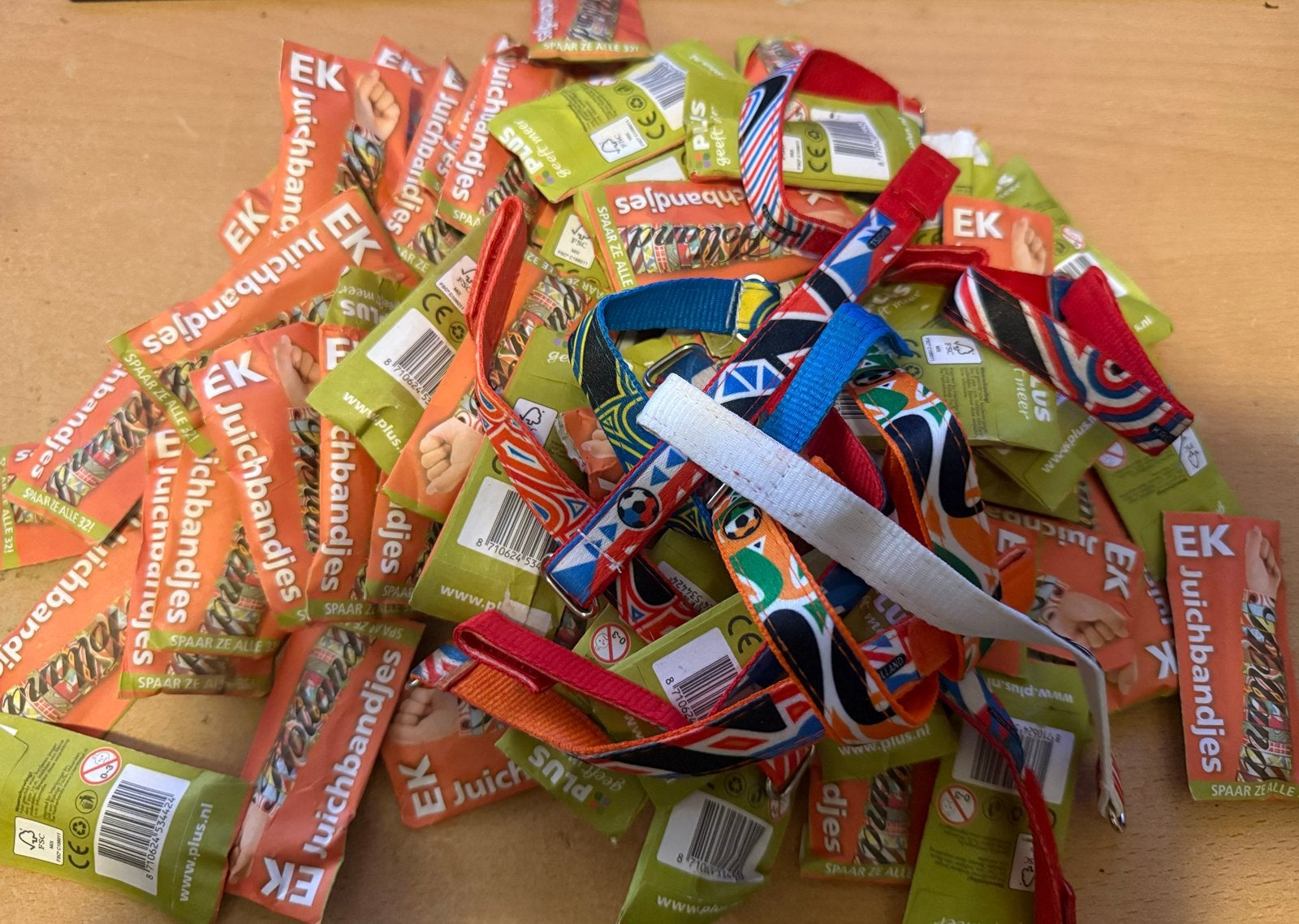 78 Juichbandjes EK 2012 - Groot deel ongeopend, Ophalen of Verzenden, Zo goed als nieuw