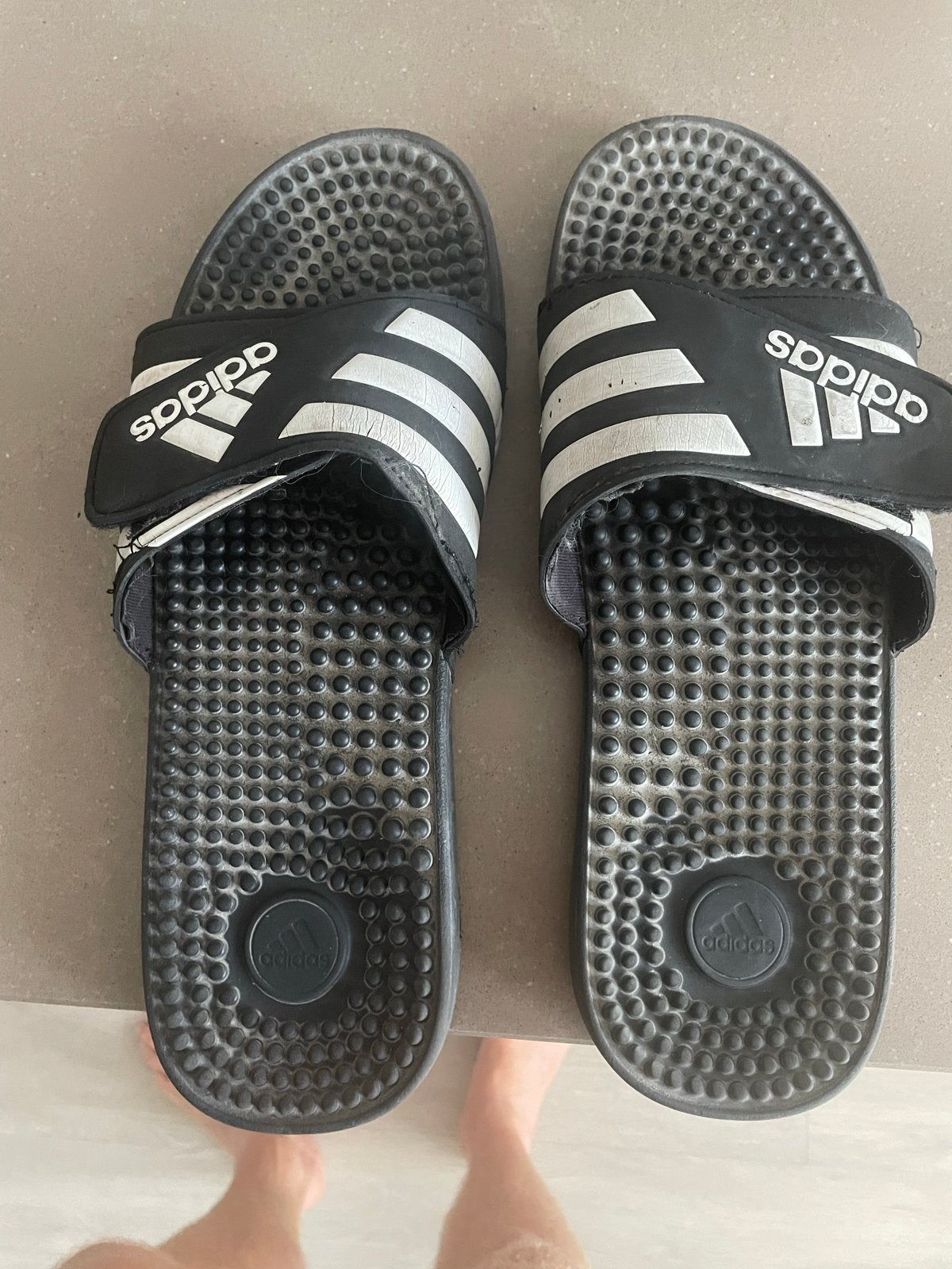 Adidas slippers maat 50, Ophalen of Verzenden, Gedragen, Zwart, Slippers