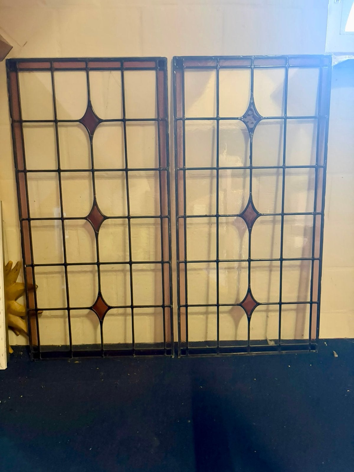 Set van 2 antieke glas in lood ramen met roze accenten, Ophalen, Gevelraam of Ruit, Gebruikt, Minder dan 80 cm