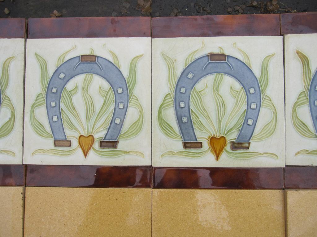 12 art nouveau wandtegels met hoefijzer in relief 180cm, Antiek en Kunst, Ophalen