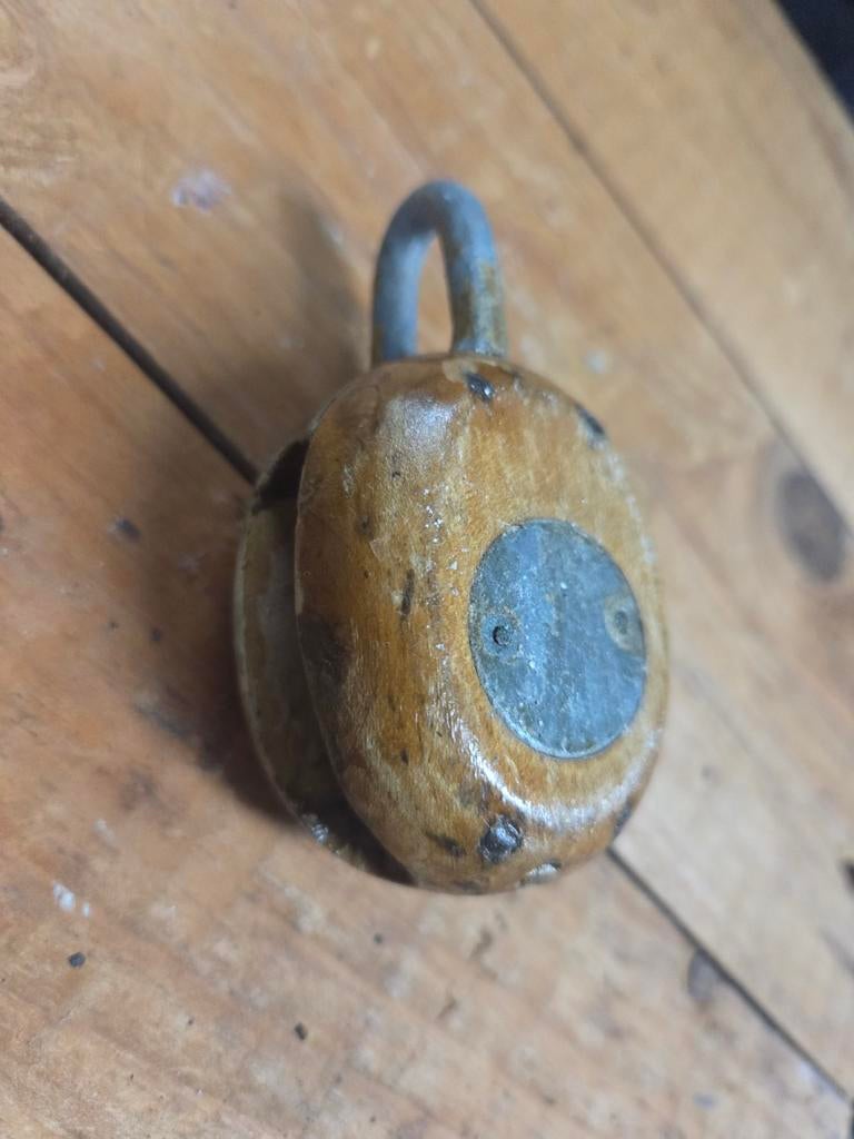Vintage houten katrol (letje) met metalen beugel