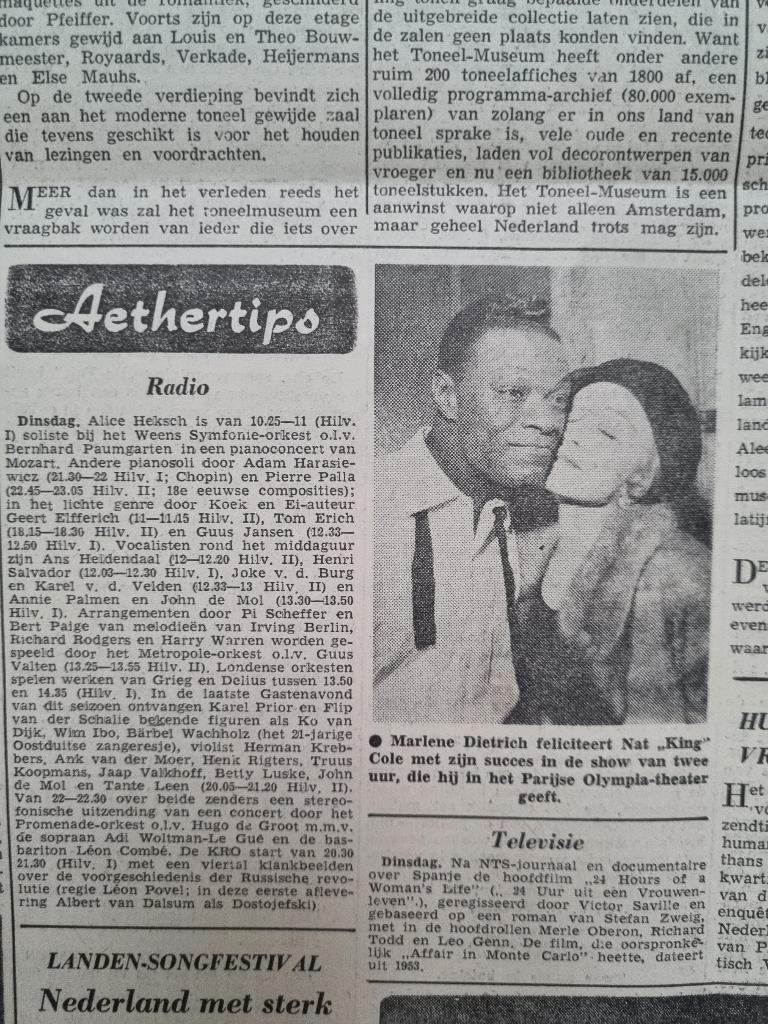 Marlene Dietrich feliciteert Nat King Cole (1960), Ophalen of Verzenden, 1960 tot 1980, Knipsel(s)