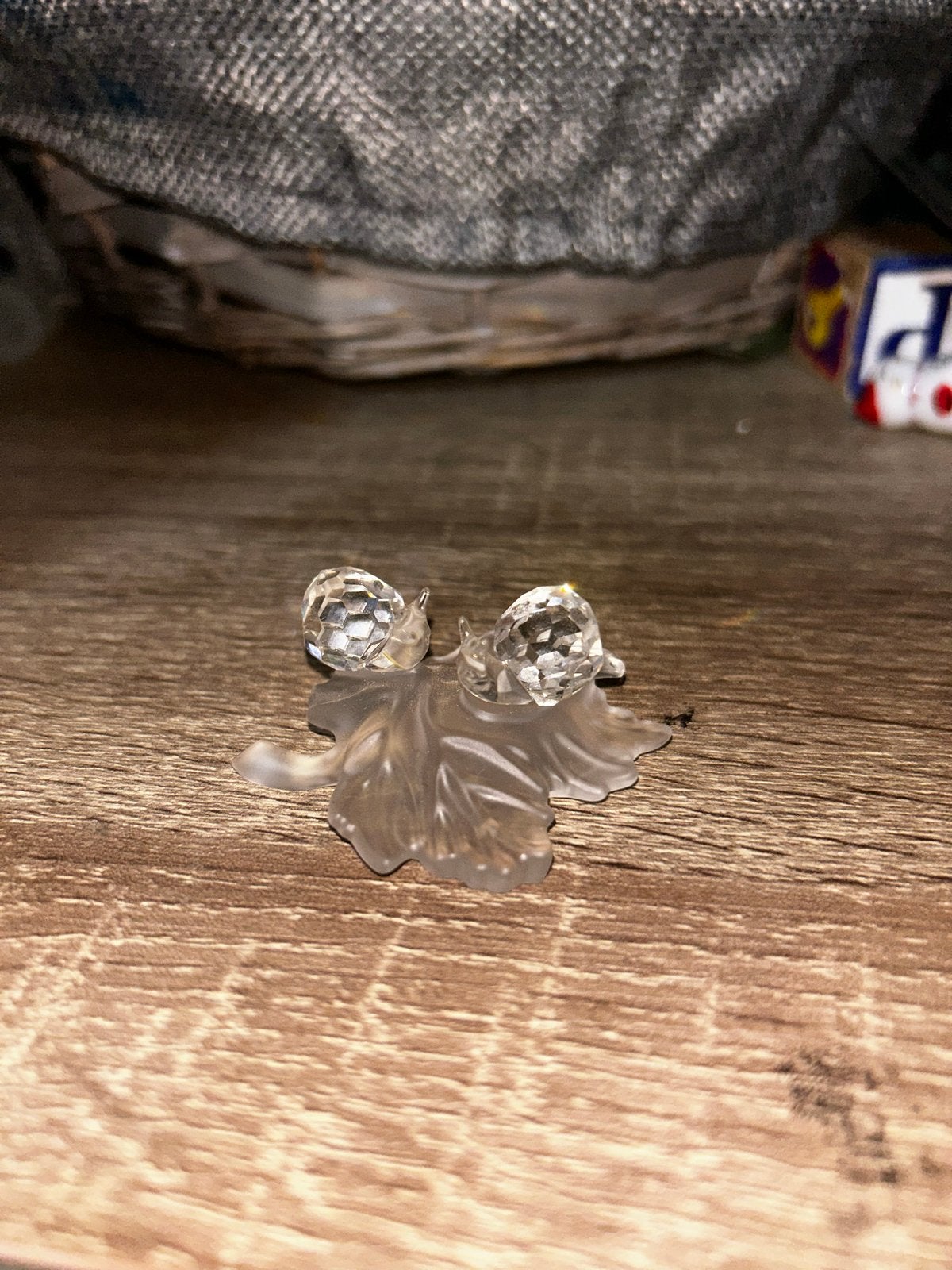 Swarovski baby slakjes op een blaadje, Ophalen of Verzenden, Gebruikt, Figuurtje