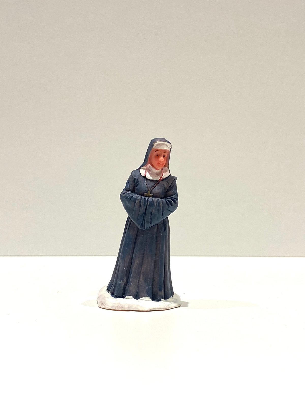 Lemax Sister Sarah (32748A), Verzenden