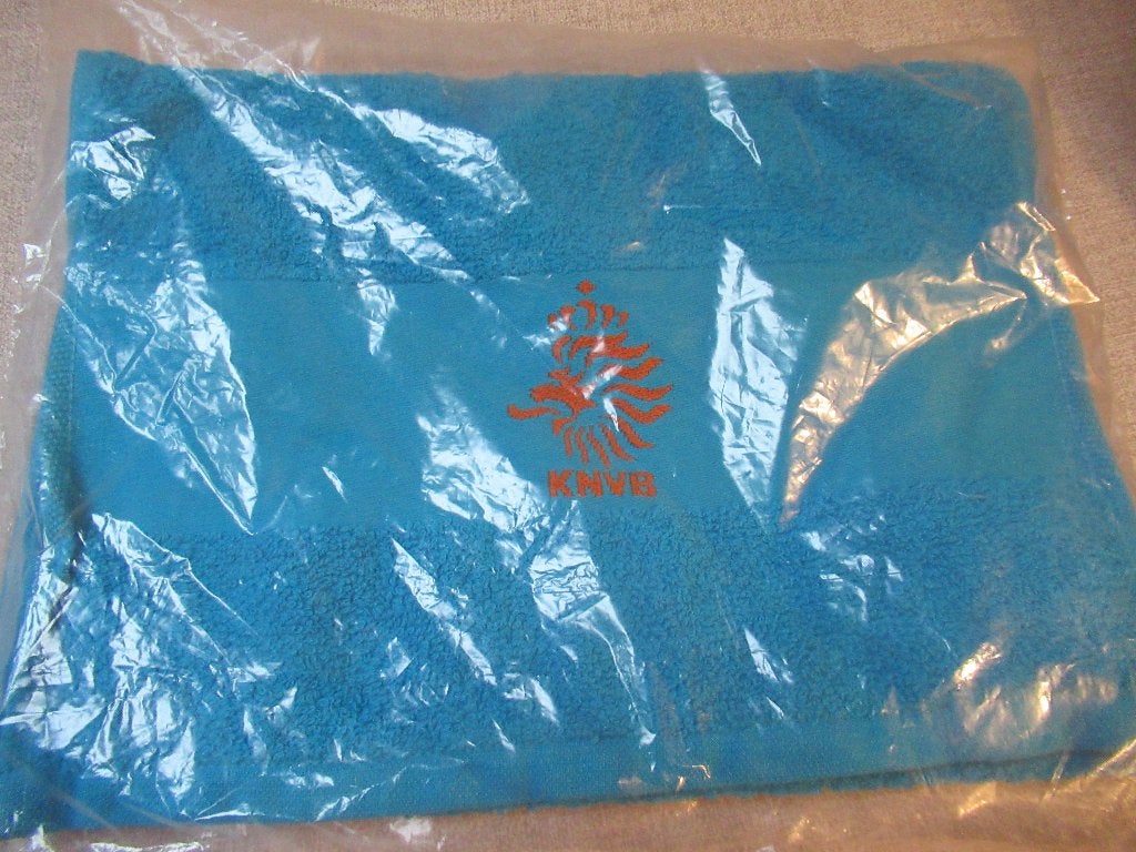 KNVB SPORTHANDDOEK / sport handdoek ovp, Verzamelen, Sportartikelen en Voetbal, Nieuw, Overige typen, Overige binnenlandse clubs