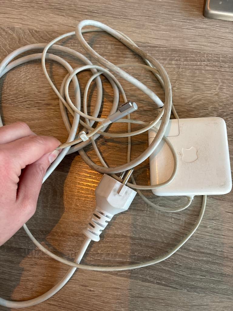 Werkende Apple oplader oud model, Computers en Software, Laptop-opladers, Gebruikt, Verzenden